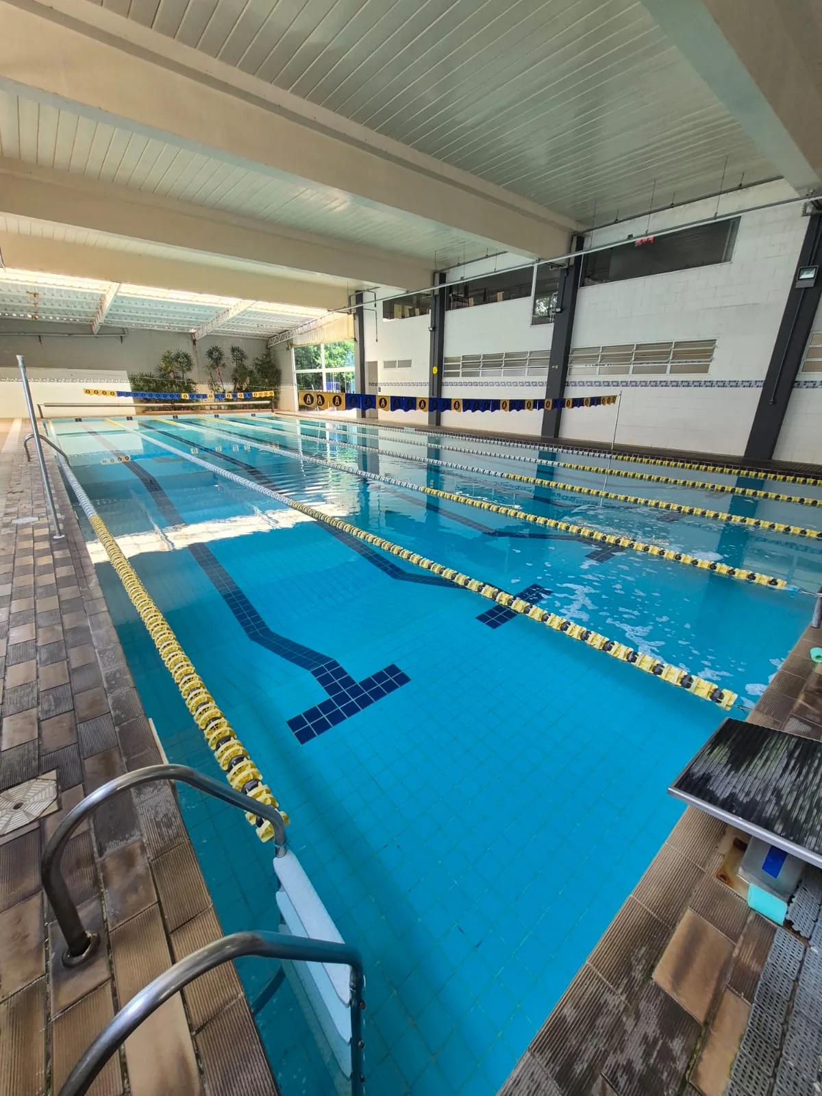 Piscina coberta de academia limpa e pronta para uso