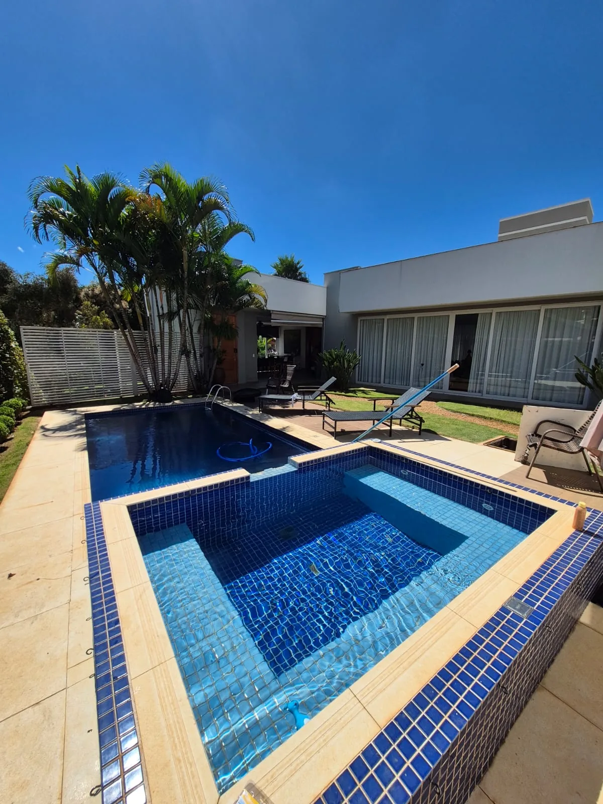 Piscina residencial com spa atendida no Alphaville