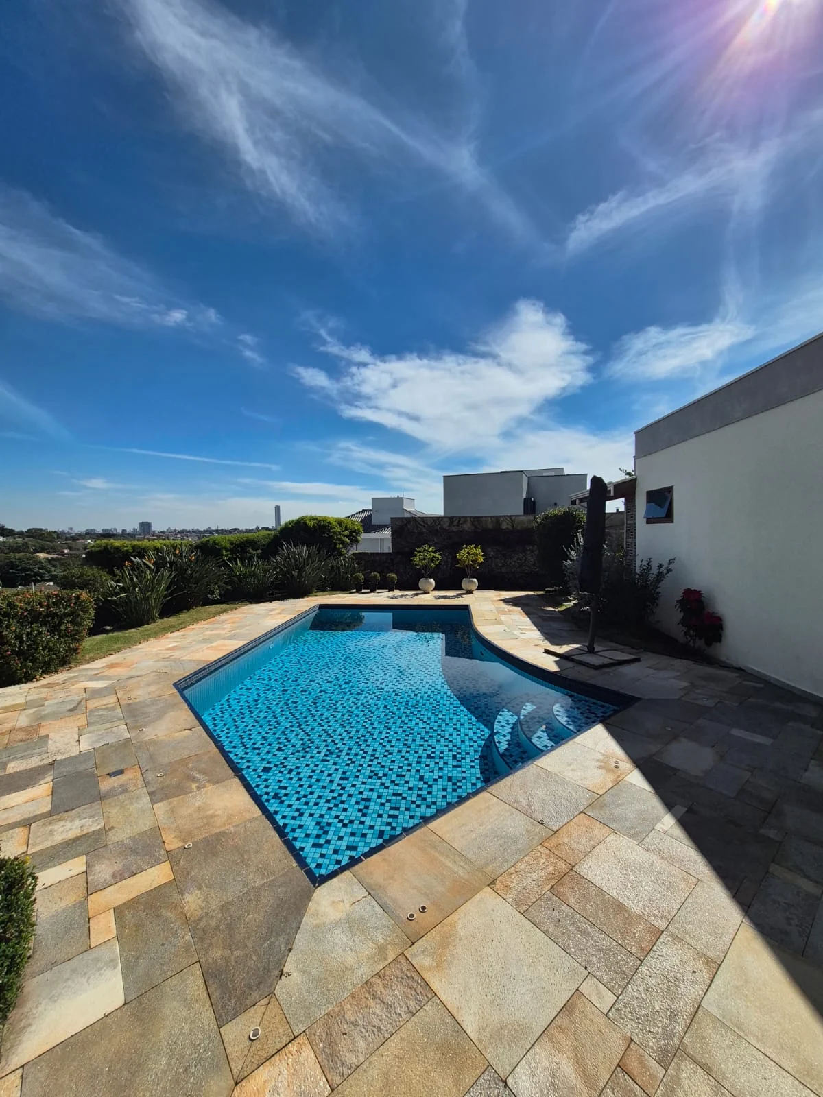 Piscina residencial com vista panorâmica atendida no Alto das Palmeiras em Campinas