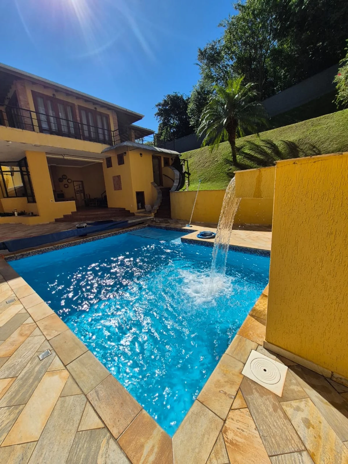 Piscina residencial com cascata atendida no Caminhos de San Conrado em Sousas