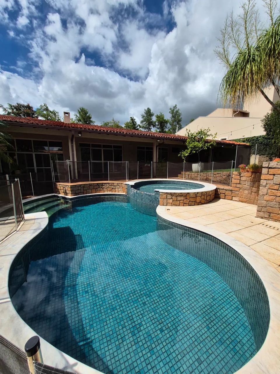 Piscina residencial com spa atendida no Parque da Hípica
