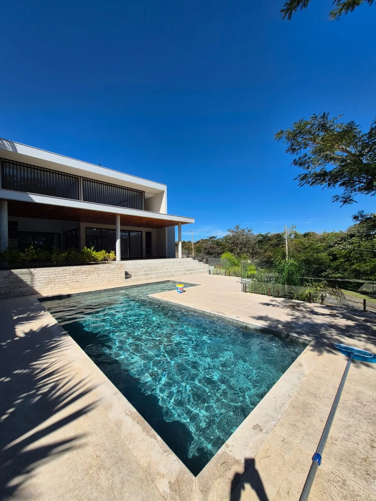 Piscina residencial durante atendimento de limpeza e manutenção no Jatibela