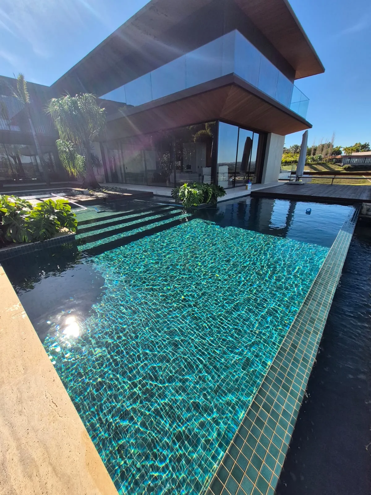 Piscina com água limpa após serviço de manutenção