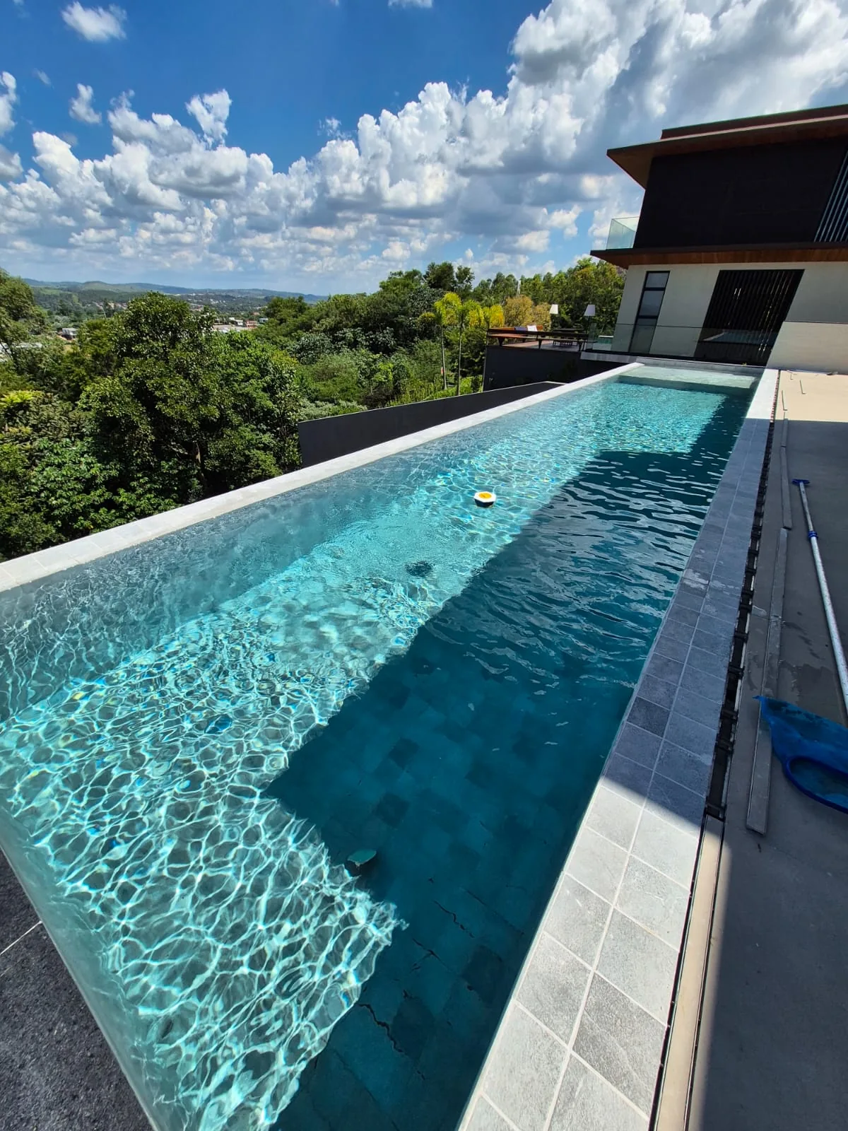 Piscina moderna com sistema de tratamento e conforto